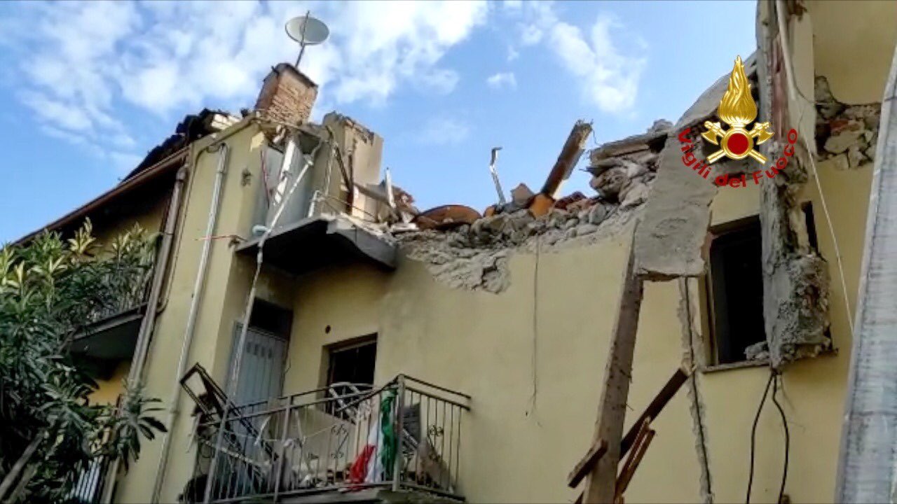 Torino, tremenda esplosione: crolla una palazzina